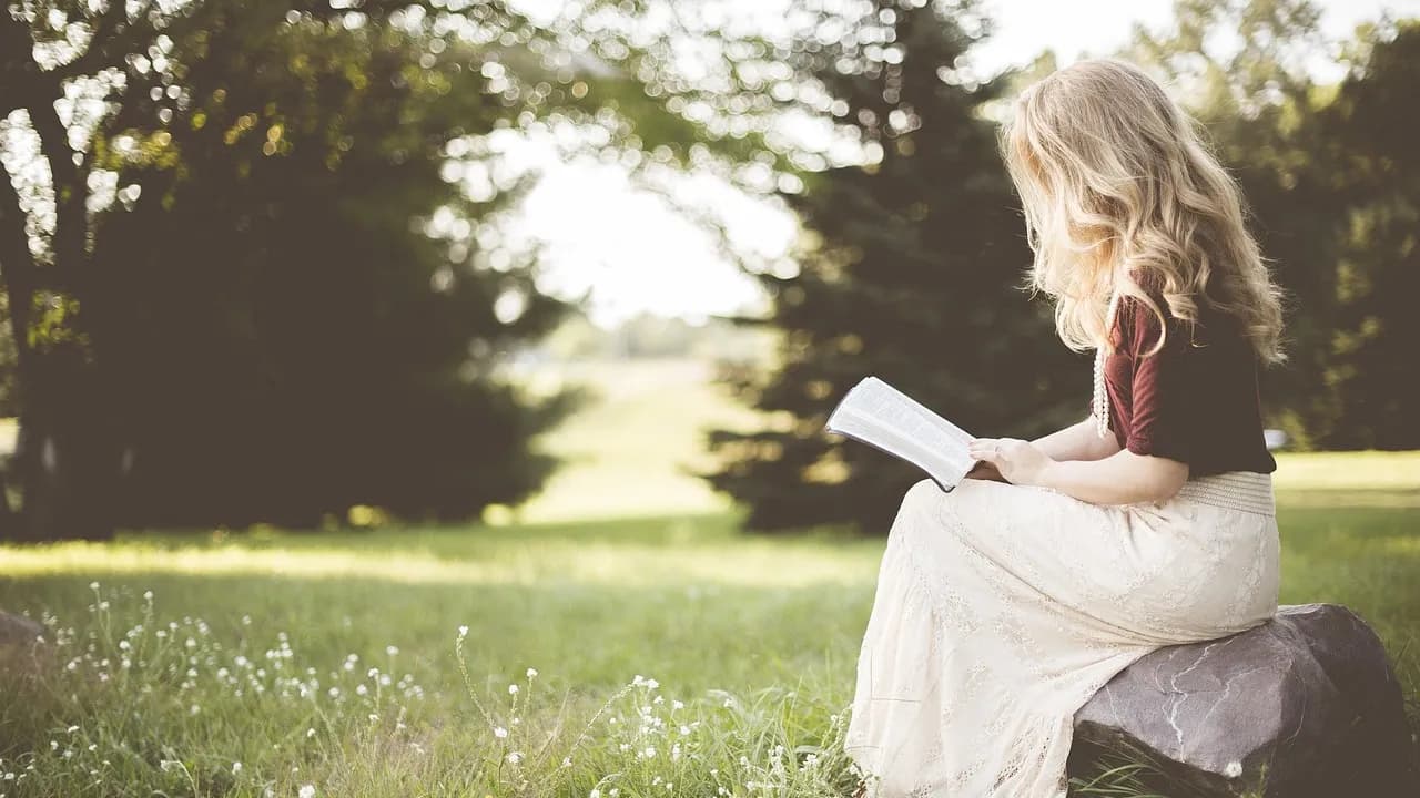 5 Unique and Thoughtful Gifts for Book Lovers